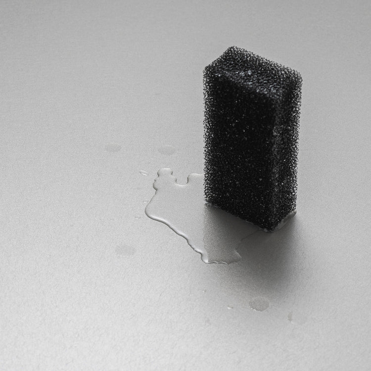 水切れが良く乾きやすい - 水切れがとても良いウレタンを採用。水切れがよく使用後すぐに乾くため、雑菌が繁殖しにくくなっています。