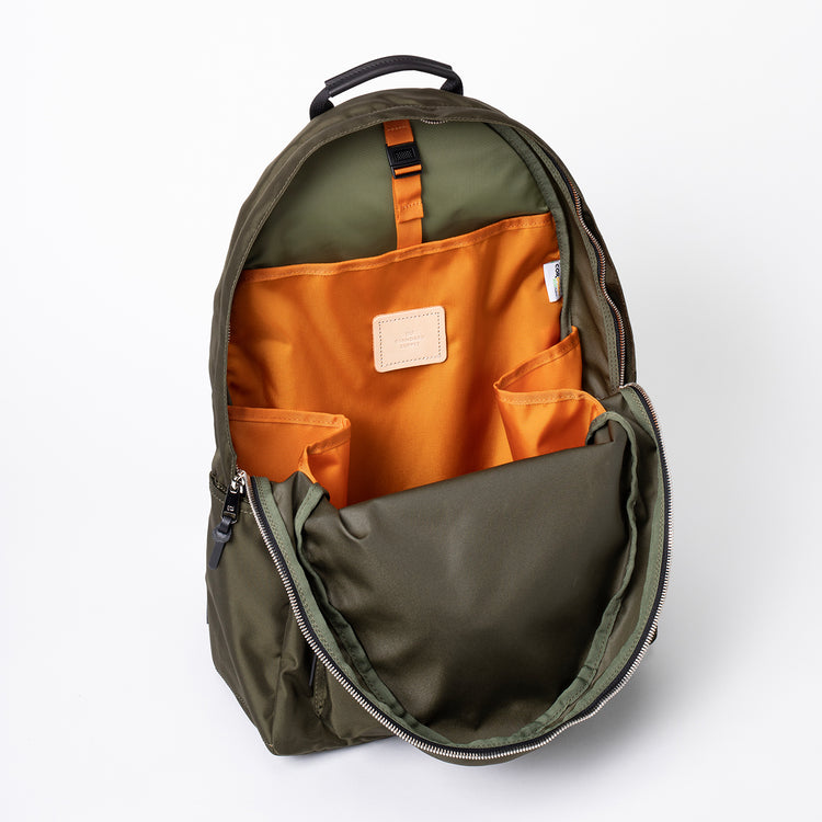 【KHAKI×ORANGE】内側はバイカラーに仕上げ視認性を向上。