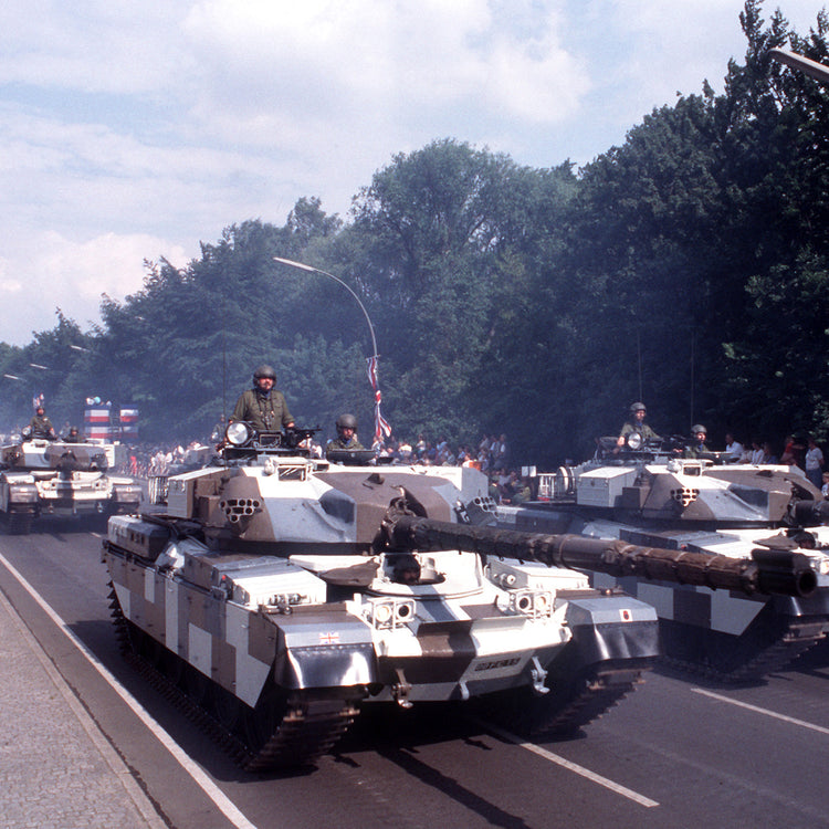 アメリカ軍は冷戦中に都市地域軍事作戦(Military Operation on Urban Terrain/MOUT)用都市迷彩のカモフラージュスーツの研究を行ない、1980年代初頭にベルリン・カモフラージュに似た4色の直線パターンを開発しますが採用は見送られました。アメリカ軍が再度都市迷彩に注目するのは1990年代後半で、海兵隊がコマーシャル・ベースで販売されたウッドランド迷彩のモノトーン版ユニフォームを限定数購入してテストを実施。一方、陸軍も2色と3色の都市迷彩スーツを試作しテストを実施。海兵隊は1999年に実施した市街戦演習“アーバン・ウォリアー”で都市迷彩スーツをテストし、結果は良好でしたが最終的に海兵隊と陸軍は共に採用を見送りました。 Photo/DoD