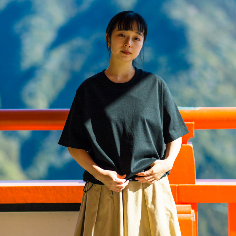 和歌山大莫小 | ワカヤマダイバクショウ 丸和ニット / 丸と織の還源 | GENGEN of knit & Weave(Tシャツ)