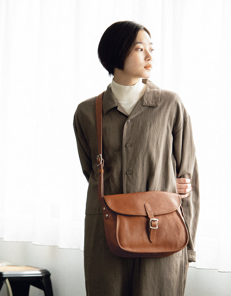 スロウ】半年かけてなめした贅沢革バッグ。丈夫なのに薄くて軽～い使い