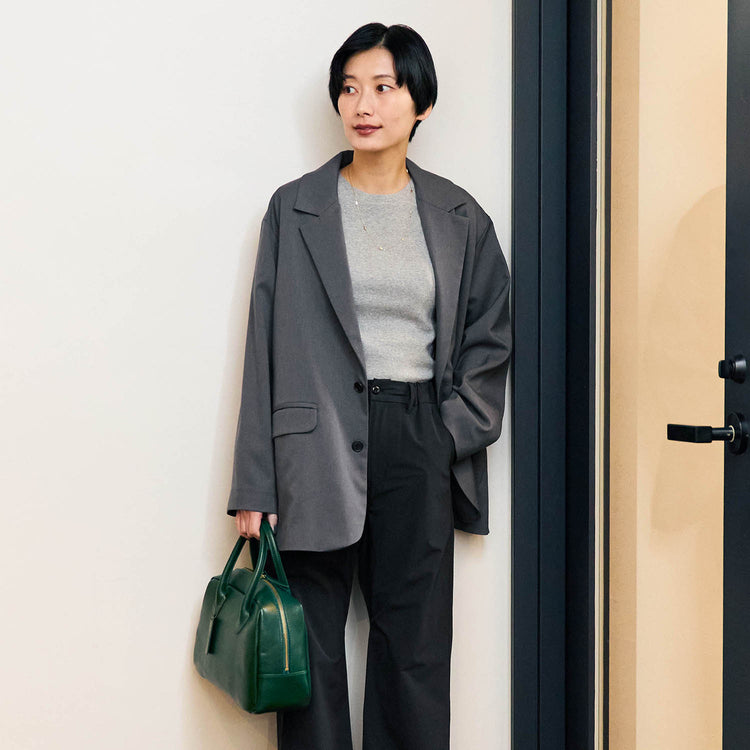 HGRAY着用。グレーのジャケット合わせてワントーンにするのもおすすめ！