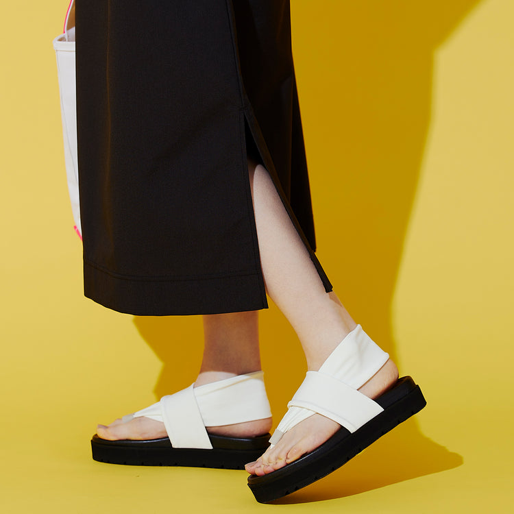 左右に、程よい長さのスリット入り。ストンとしたシルエットのワンピースですが足捌きが良くアクティブに動けます。