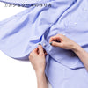 ①裾端のボタンホールを裾とは 逆側のサイドガゼット裏の隠れ ボタンに通す