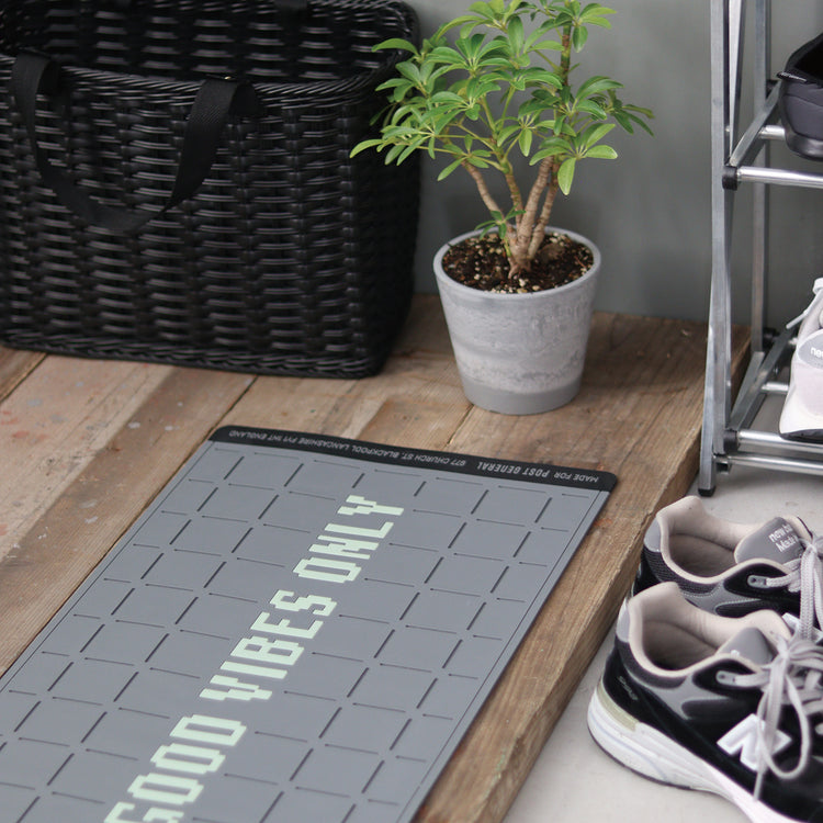 POST GENERAL | ポストジェネラル　RUBBER LUMINOUS DOOR MAT GOOD VIBES ONLY