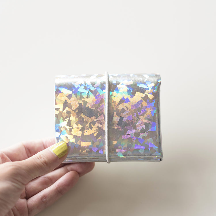 見る角度によって表情を変える「Crystal Silver」