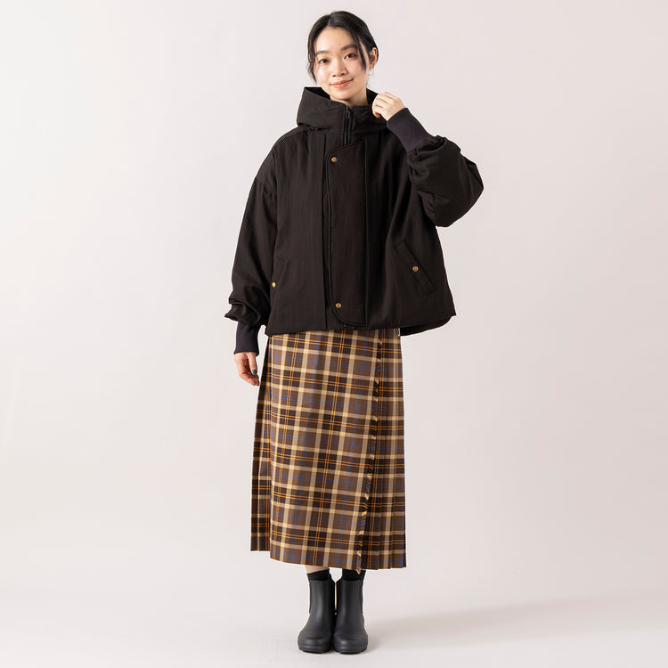 モデル身長165cm,RNA-Nのアームウォーマー付きシルキーニットプルオーバー|Glen Fyneのチェックプリーツラップスカート|YARMO THE UNIFORMのRAIN BOOT,https://market.e-begin.jp/products/tky_rnn1429s_lala|https://market.e-begin.jp/products/imx_glf0082r_lala|https://market.e-begin.jp/products/gra_ytu1443s_lala