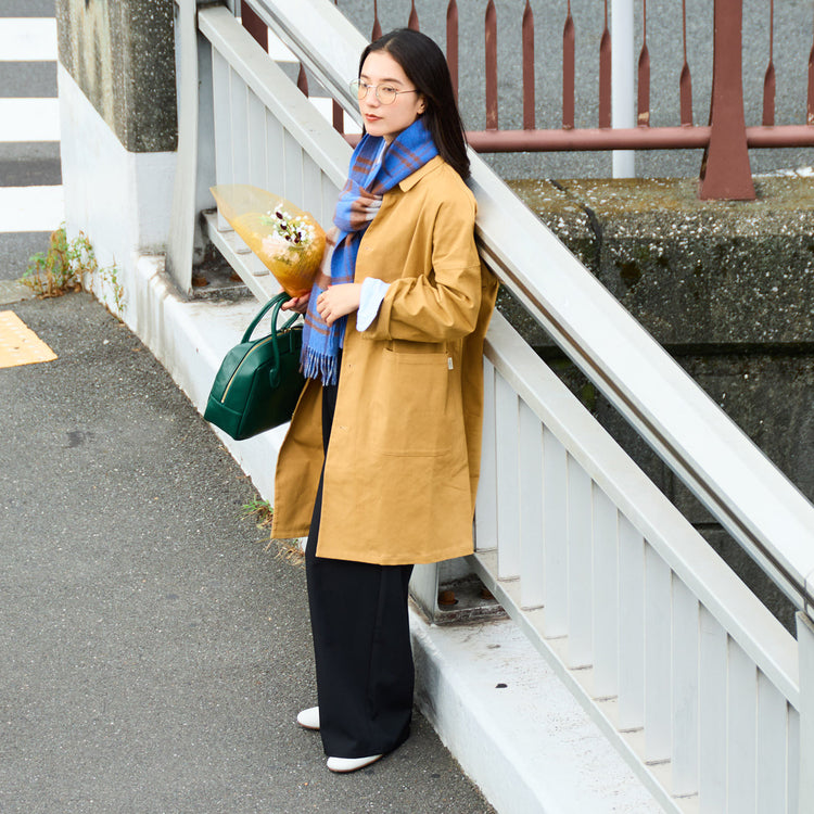 モデル身長167cm,YARMO THE UNIFORMのダスターコート|ciaoのオックスフォードB.D.シャツ|UNIVERSAL OVERALLの2TUCK WIDE STRAIGHT PANTS|TIDEWAYのワントーンモスボストンM|facciamoのLacci(ラッチ)|L'arcobalenoのMIXバックルベルト|BOYNA ORIGINALのウールとカシミヤのブルー×ブルーマフラー,https://market.e-begin.jp/products/gra_ytu1215s_lala|https://market.e-begin.jp/products/hag_cia0077s_lala|https://market.e-begin.jp/products/dre_uni1061s_lala|https://market.e-begin.jp/products/snk_tid0874p_lala|https://market.e-begin.jp/products/are_fac0637k_lala|https://market.e-begin.jp/products/emm_lar08