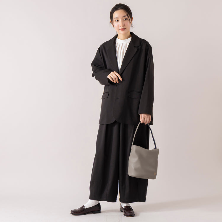 モデル身長163cm,uncinqのCotton 100/2Broad Standneck Pullover|uncinqのTwill Stretch Tuck Cocoon Pants|BOYNA ORIGINALのオケージョンにも便利なワンショルダートート,https://market.e-begin.jp/products/dlt_unc1007l_lala|https://market.e-begin.jp/products/dlt_unc1541s_lala|https://market.e-begin.jp/products/hgs_boy0080u_lala