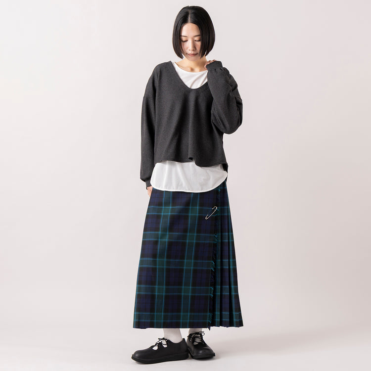 モデル身長165cm,LE MELANGEのUネックポンチPO|LE MELANGEの裾切り替えレイヤードインナー|Glen Fyneのチェックプリーツラップスカート|Organic handloomのCOALPORT,https://market.e-begin.jp/products/inf_lem1277s_lala|https://market.e-begin.jp/products/inf_lem1170s_lala|https://market.e-begin.jp/products/imx_glf0082r_lala|https://market.e-begin.jp/products/sed_ogh1253s_lala