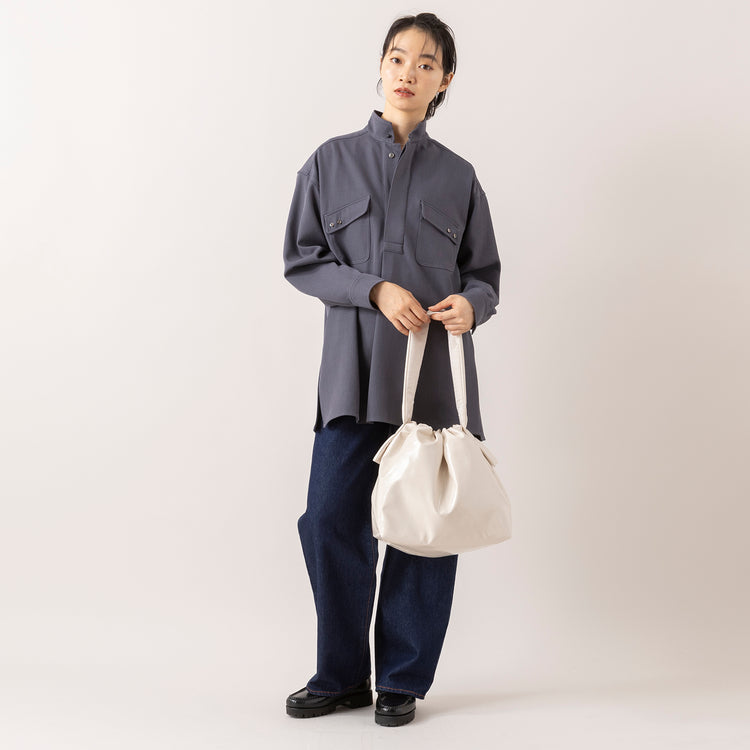 モデル身長165cm,FIL DE FERのポリエステルカルゼロングシャツ|NEEDBY heritageのLUNA|mate-monoのてかてかビッグトート,https://market.e-begin.jp/products/rdx_fdf1057s_lala|https://market.e-begin.jp/products/gsr_ndh0873s_lala|https://market.e-begin.jp/products/kom_mte1002s_lala
