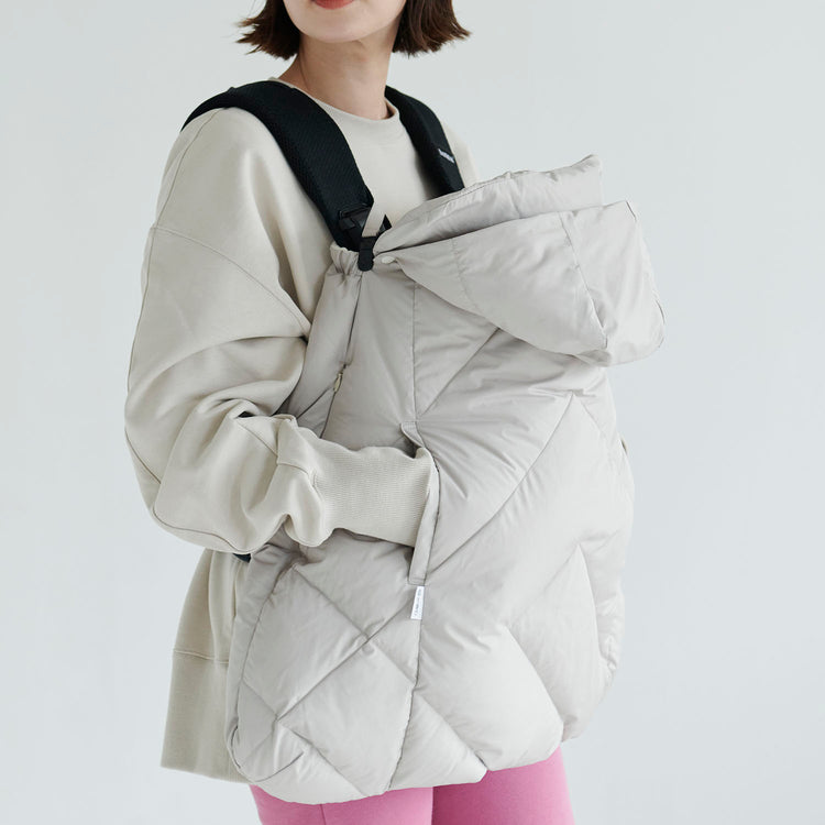 両サイドにはポケットと、通気性をよくするためのファスナーで開閉できるベンチレーションがあります。