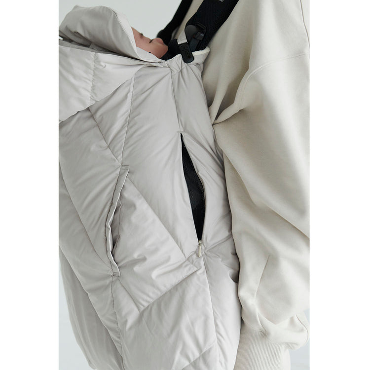 両サイドにはポケットと、通気性をよくするためのファスナーで開閉できるベンチレーションがあります。