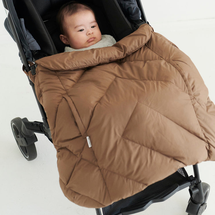 抱っこ紐の肩ストラップ・またはベビーカーに、ベビーダウンケープのクリップのついた紐を装着します。