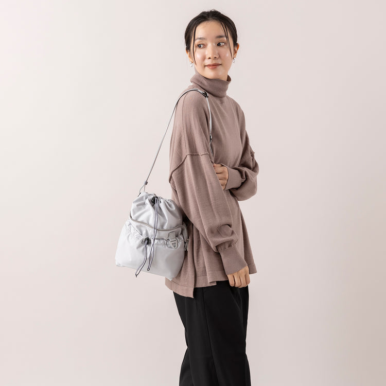 モデル身長163cm,FIL DE FERの両畦マルチボーダー ボートネックP/O|LE MELANGEの裾切り替えレイヤードインナー|UNIVERSAL OVERALLのオンオフ使えるハンサムパンツ|CIEのTENDER MINI SHOULDER|DiuのHortensia|NEI/NORのスクエアチャームピアス,https://market.e-begin.jp/products/rdx_fdf1179s_lala|https://market.e-begin.jp/products/inf_lem1170s_lala|https://market.e-begin.jp/products/dre_uni0211s_lala|https://market.e-begin.jp/products/lia_cie1212s_lala|https://market.e-begin.jp/products/cil_diu1166s_lala|https://market.e-begin.jp/products/ris_ner0789s_lala