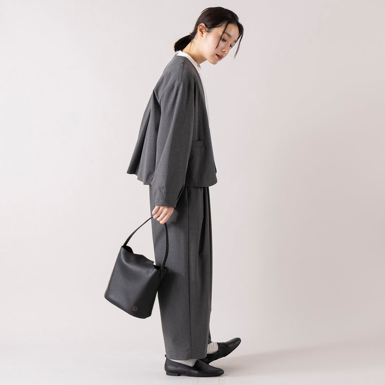 モデル身長163cm,uncinqのTropical Stretch Tuck Easy Pants|uncinqのCotton 100/2Broad Standneck Pullover|BOYNA ORIGINALのオケージョンにも便利なワンショルダートート,https://market.e-begin.jp/products/dlt_unc1537s_lala|https://market.e-begin.jp/products/dlt_unc1007l_lala|https://market.e-begin.jp/products/hgs_boy0080u_lala