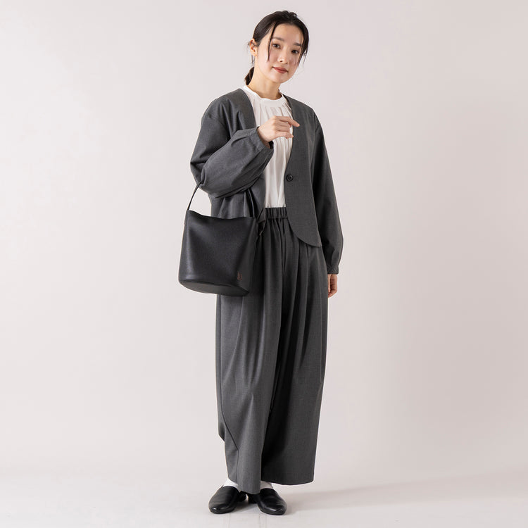 モデル身長163cm,uncinqのTropical Stretch Tuck Easy Pants|uncinqのCotton 100/2Broad Standneck Pullover|BOYNA ORIGINALのオケージョンにも便利なワンショルダートート,https://market.e-begin.jp/products/dlt_unc1537s_lala|https://market.e-begin.jp/products/dlt_unc1007l_lala|https://market.e-begin.jp/products/hgs_boy0080u_lala