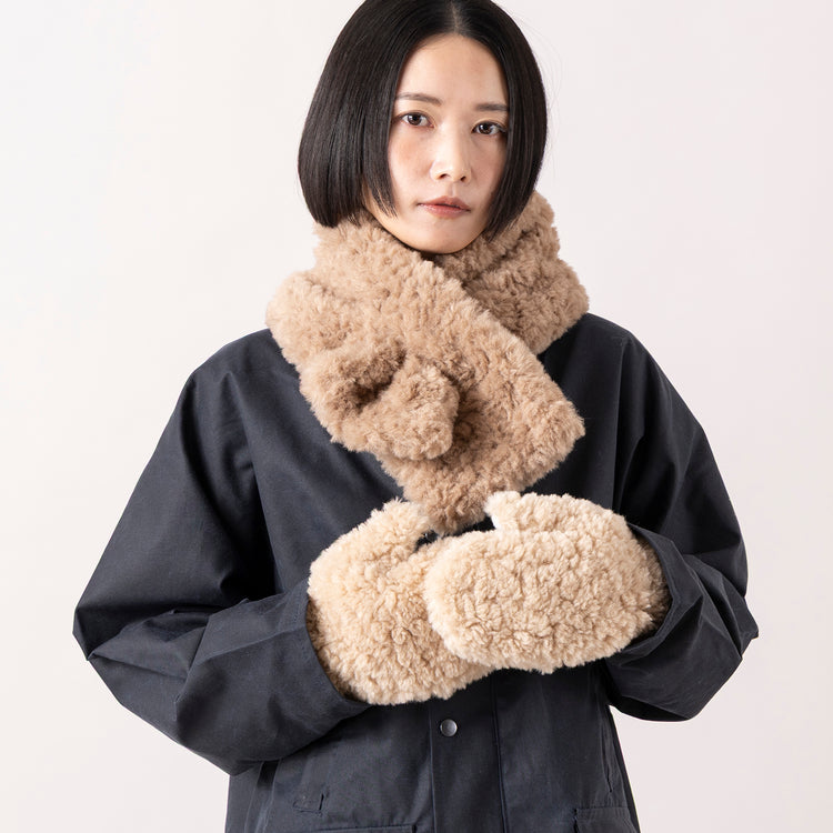 マフラー：MOCHA、ミトン：BEIGE