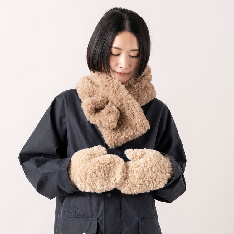 マフラー：MOCHA、ミトン：BEIGE