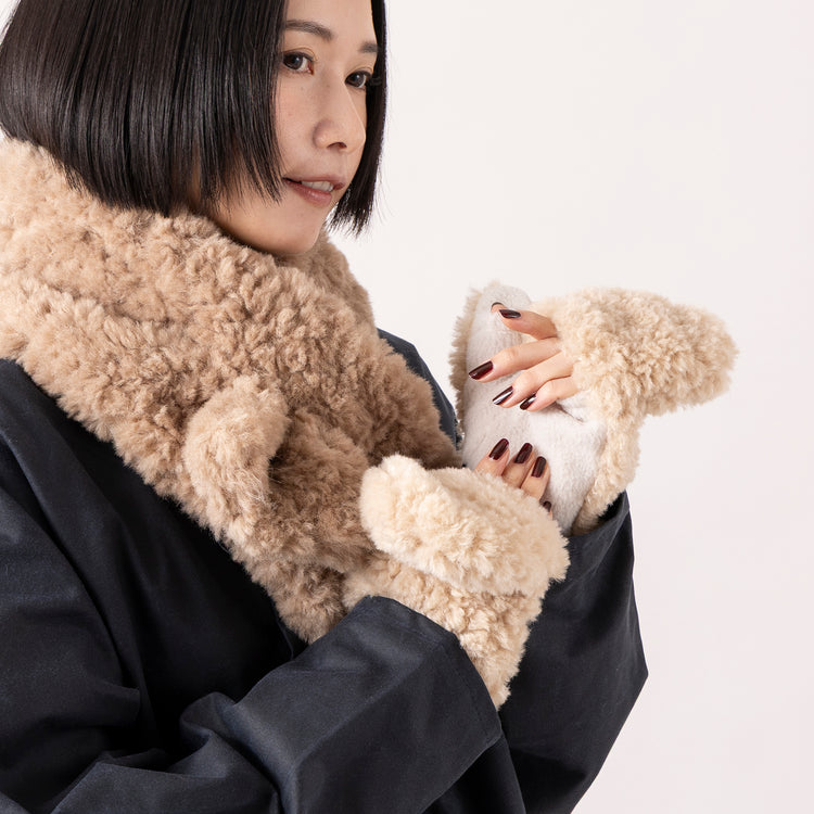 マフラー：MOCHA、ミトン：BEIGE
