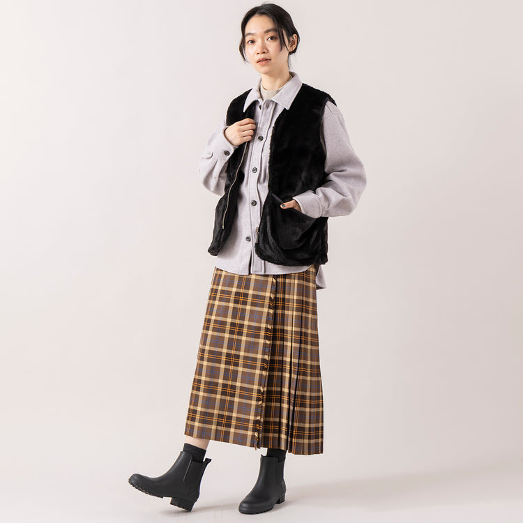 モデル身長165cm,Barbourのwomen's quilted fur gilet|RNA-Nのアームウォーマー付きシルキーニットプルオーバー|Glen Fyneのチェックプリーツラップスカート|YARMO THE UNIFORMのRAIN BOOT,https://market.e-begin.jp/products/bbr_bbr0272r_lala|https://market.e-begin.jp/products/tky_rnn1429s_lala|https://market.e-begin.jp/products/imx_glf0082r_lala|https://market.e-begin.jp/products/gra_ytu1443s_lala