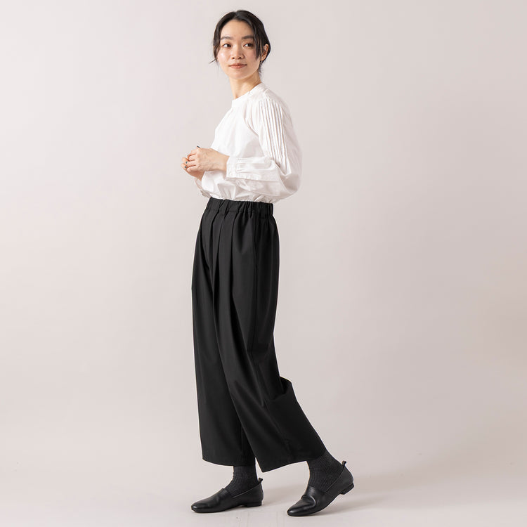 モデル身長165cm,uncinqのTropical Stretch Tuck Easy Pants|facciamoのMeringa（メリンガ）,https://market.e-begin.jp/products/dlt_unc1537s_lala|https://market.e-begin.jp/products/are_fac0636k_lala