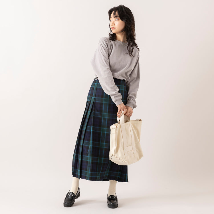 モデル身長165cm,Glen Fyneのチェックプリーツラップスカート|MASTER&Co.のレイルマン2wayバッグ,https://market.e-begin.jp/products/imx_glf0082r_lala|https://market.e-begin.jp/products/mhg_msc0372n_lala