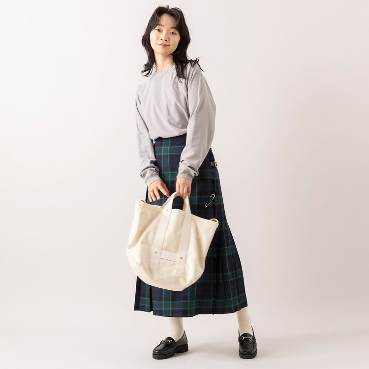 モデル身長165cm,Glen Fyneのチェックプリーツラップスカート|MASTER&Co.のレイルマン2wayバッグ,https://market.e-begin.jp/products/imx_glf0082r_lala|https://market.e-begin.jp/products/mhg_msc0372n_lala