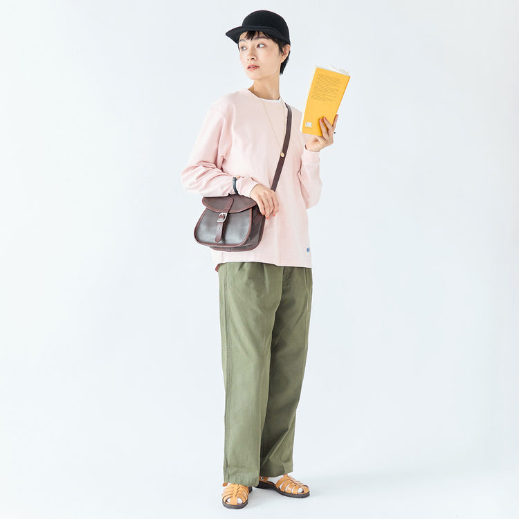 モデル身長170cm,VENT BLANC+の9oz コットンツイルトラウザーパンツ|SLOWのバッファローレザーのミニカートリッジショルダー|GLENFIELDのシャークソールグルカサンダル|rapiécageの後ろ姿もきれいなスライドチェーンコインネックレス|MATOWのTsuki 朧月 -おぼろづき- / スクエア ローズゴールド レザー サークルローマン,https://market.e-begin.jp/products/stl_ven0682r_lala|https://market.e-begin.jp/products/ino_slw1182n_lala|https://market.e-begin.jp/products/jal_gfd0391q_lala|https://market.e-begin.jp/products/rdx_rpc1183n_lala|https://market.e-begin.jp/products/bey_mtw0359s_lala