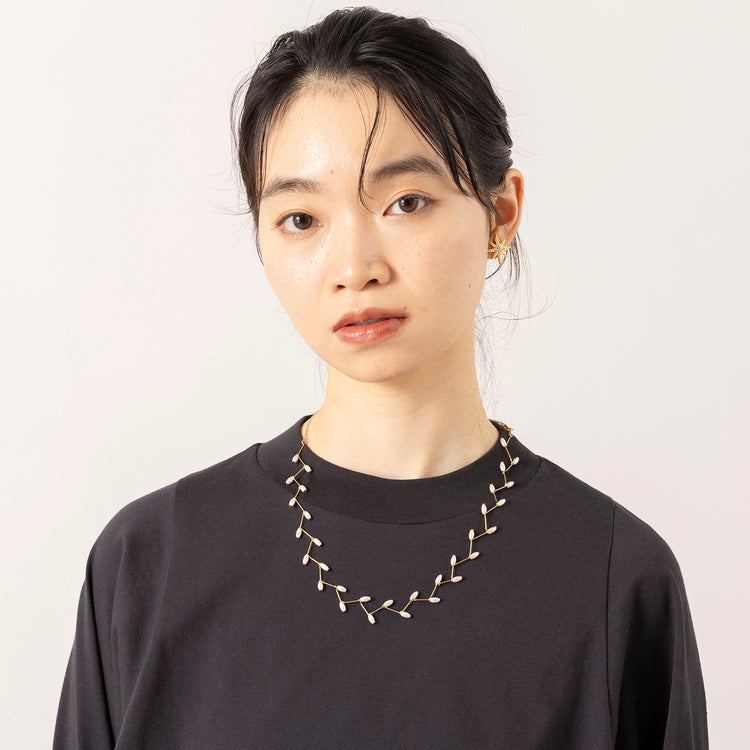 モデル身長165cm,rapiécageのジグザグパールスライダーネックレス|rapiécageのアンティークスターイヤリング,https://market.e-begin.jp/products/rdx_rpc1014s_lala|https://market.e-begin.jp/products/rdx_rpc1016s_lala