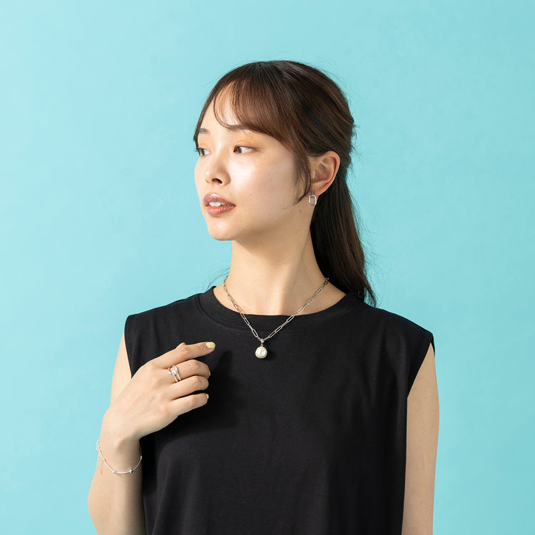 モデル身長165cm,rapiécageの1TOPガラスパールネックレス|auraのhandshake ring,https://market.e-begin.jp/products/rdx_rpc0795s_lala|https://market.e-begin.jp/products/crp_aur0662n_lala