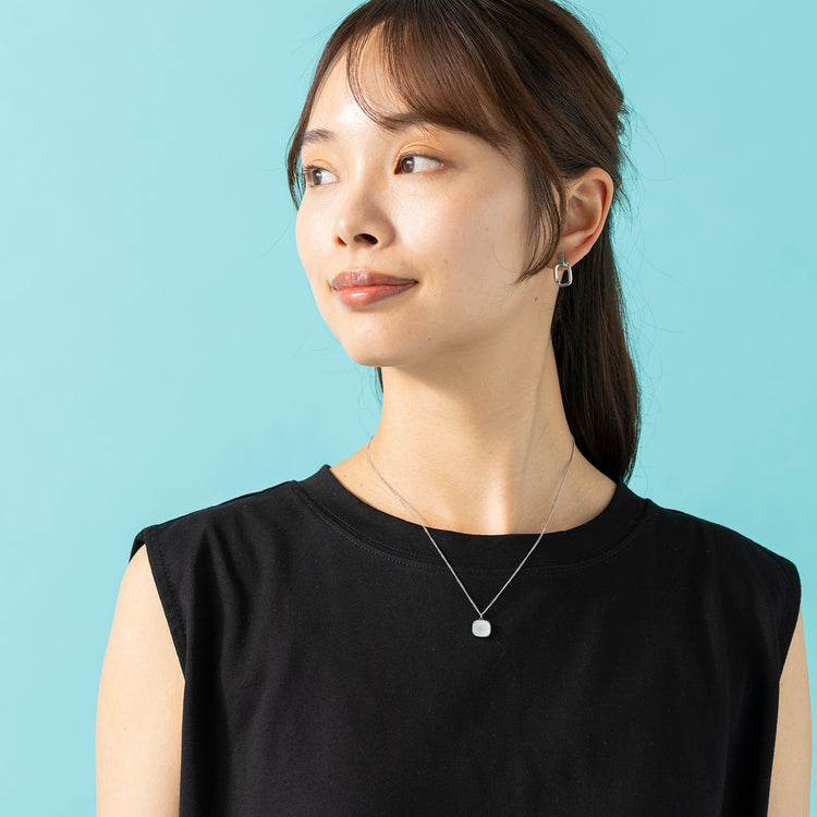 モデル身長165cm,NEI/NORのスクエアチャームピアス,https://market.e-begin.jp/products/ris_ner0789s_lala