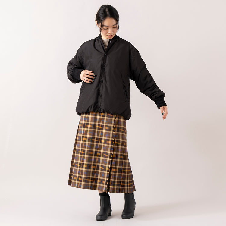 モデル身長165cm,RNA-Nのアームウォーマー付きシルキーニットプルオーバー|Glen Fyneのチェックプリーツラップスカート|YARMO THE UNIFORMのRAIN BOOT,https://market.e-begin.jp/products/tky_rnn1429s_lala|https://market.e-begin.jp/products/imx_glf0082r_lala|https://market.e-begin.jp/products/gra_ytu1443s_lala