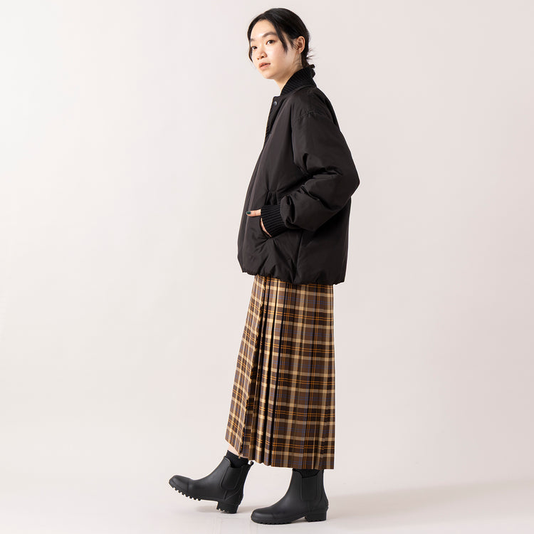 モデル身長165cm,RNA-Nのアームウォーマー付きシルキーニットプルオーバー|Glen Fyneのチェックプリーツラップスカート|YARMO THE UNIFORMのRAIN BOOT,https://market.e-begin.jp/products/tky_rnn1429s_lala|https://market.e-begin.jp/products/imx_glf0082r_lala|https://market.e-begin.jp/products/gra_ytu1443s_lala