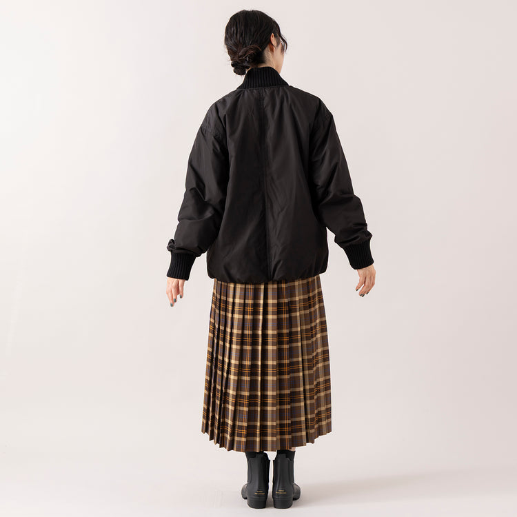 モデル身長165cm,RNA-Nのアームウォーマー付きシルキーニットプルオーバー|Glen Fyneのチェックプリーツラップスカート|YARMO THE UNIFORMのRAIN BOOT,https://market.e-begin.jp/products/tky_rnn1429s_lala|https://market.e-begin.jp/products/imx_glf0082r_lala|https://market.e-begin.jp/products/gra_ytu1443s_lala