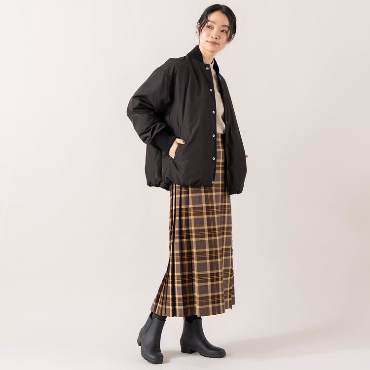 モデル身長165cm,RNA-Nのアームウォーマー付きシルキーニットプルオーバー|Glen Fyneのチェックプリーツラップスカート|YARMO THE UNIFORMのRAIN BOOT,https://market.e-begin.jp/products/tky_rnn1429s_lala|https://market.e-begin.jp/products/imx_glf0082r_lala|https://market.e-begin.jp/products/gra_ytu1443s_lala