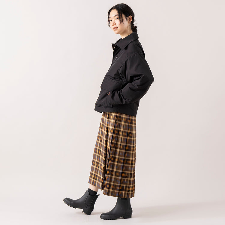 モデル身長165cm,RNA-Nのアームウォーマー付きシルキーニットプルオーバー|Glen Fyneのチェックプリーツラップスカート|YARMO THE UNIFORMのRAIN BOOT|Finissageのグラデーションマフラー,https://market.e-begin.jp/products/tky_rnn1429s_lala|https://market.e-begin.jp/products/imx_glf0082r_lala|https://market.e-begin.jp/products/gra_ytu1443s_lala|https://market.e-begin.jp/products/hem_fns1202s_lala