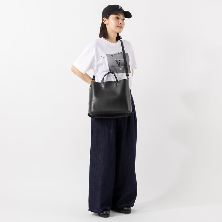 モデル身長163cm,BARNS OUTFITTERSのGOAT SS TEE PT|caquのFS linen relaxpants ver.2|TIDEWAYのノートPCも入る、大人レザートート（ショルダー付き）|SPACE SOUVENIRのS.F. CAP|in moodの2連パール×シルバーネックレス,https://market.e-begin.jp/products/tka_bof0487u_lala|https://market.e-begin.jp/products/snk_tid0273u_lala|https://market.e-begin.jp/products/rid_ssv0480u_lala|https://market.e-begin.jp/products/inm_inm0825p_lala