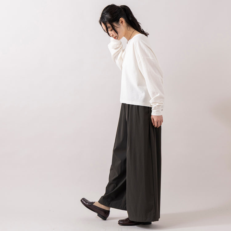 モデル身長165cm,MANONのNYLON 2WAY WIDE PANTS|rapiécageのプチメタルコードチョーカー,https://market.e-begin.jp/products/mks_mnn0096u_lala|https://market.e-begin.jp/products/rdx_rpc0105u_lala
