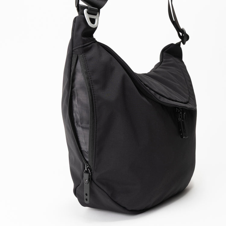 PLUG | プラグ　mojojojo × PLUG × BOYNA ラウンドショルダー(M)