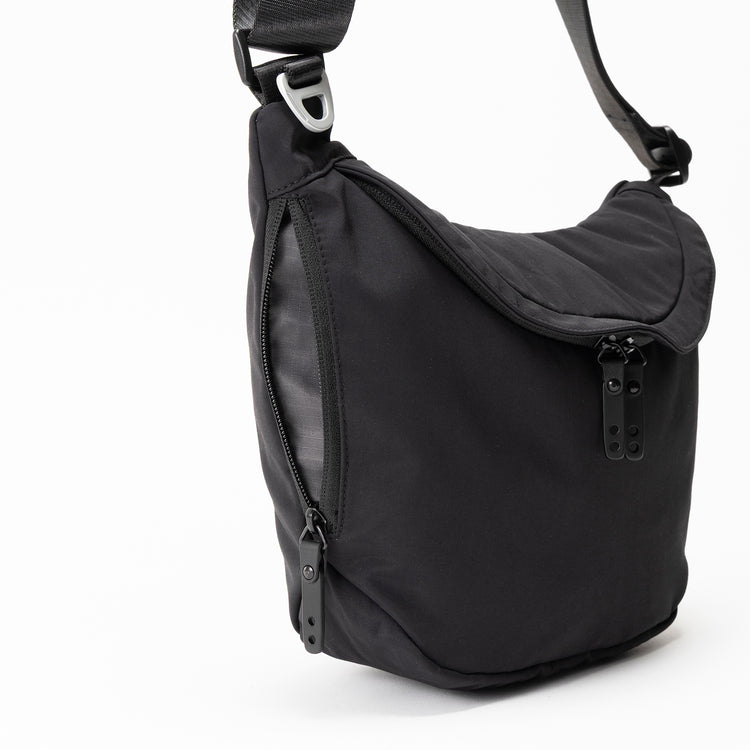 PLUG | プラグ　mojojojo × PLUG × BOYNA ラウンドショルダー(S)