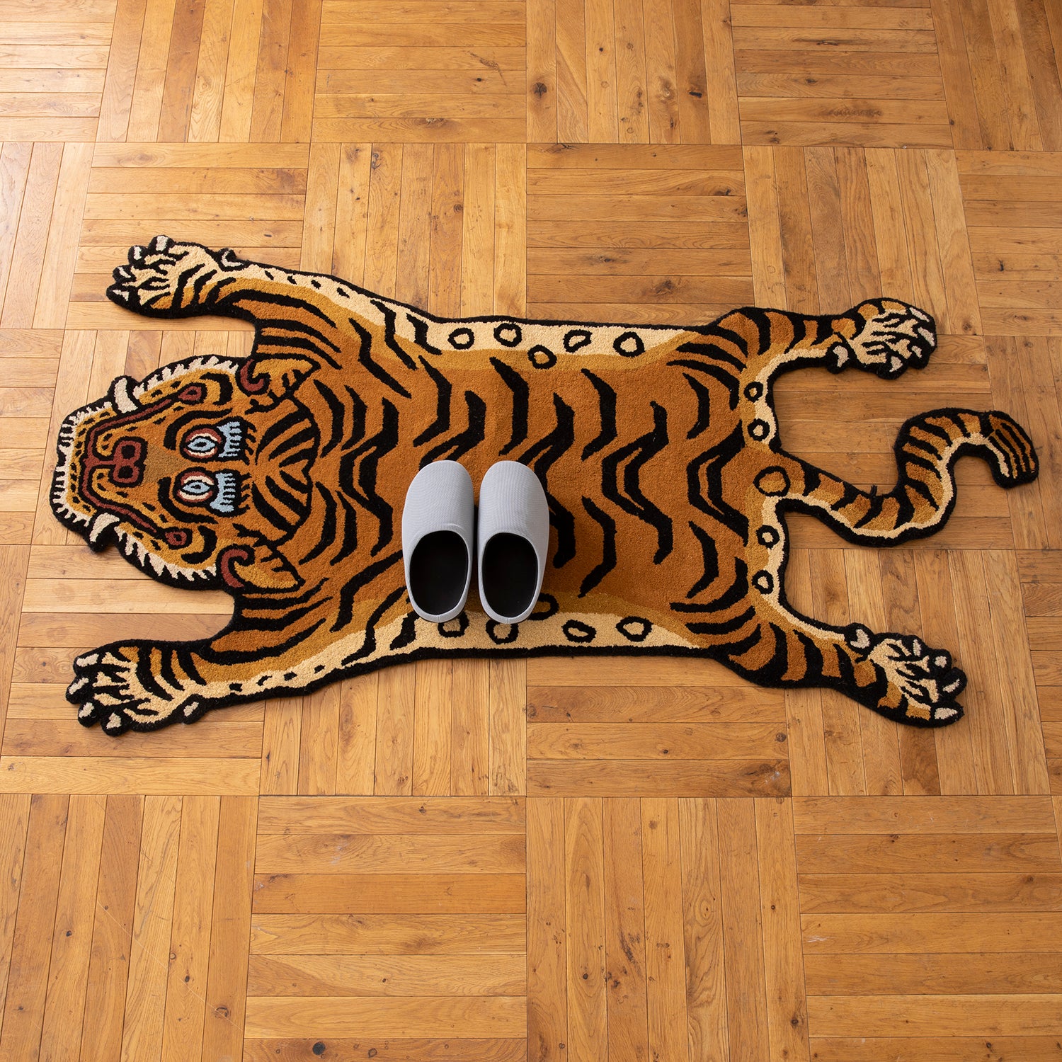 長椅子　タイガー皮敷き DETAIL | ディテール Tibetan Tiger Rug (L)